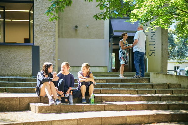 Schlerinnen vor den St. Ursula Schulen